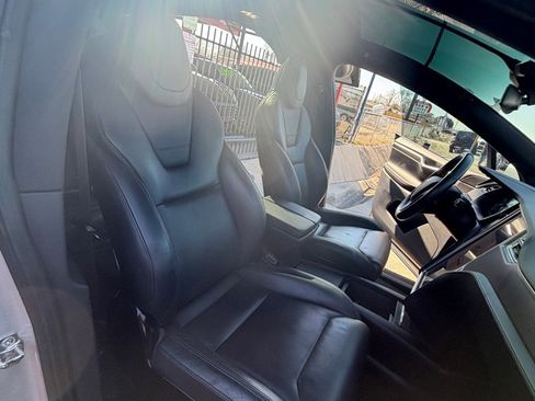 Used 2016 Tesla Model X image 33