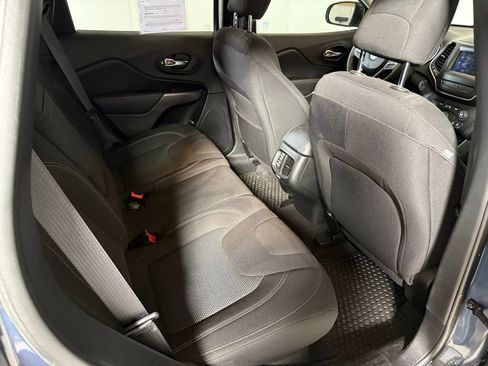 Used 2019 Jeep Cherokee Latitude w/ Cold Weather Group image 15