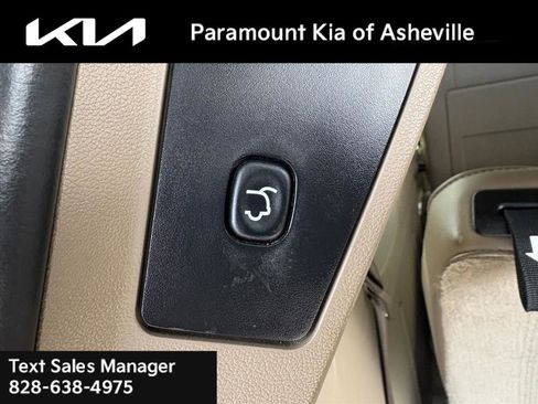 Used 2013 Chrysler Town & Country Limited w/ Luxury Group image 28