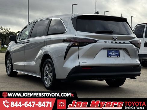 Used 2025 Toyota Sienna LE image 7