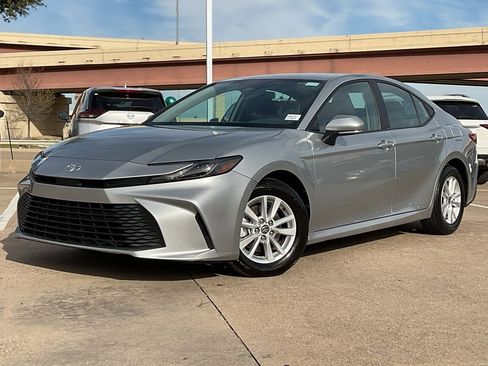 Used 2025 Toyota Camry LE image 2