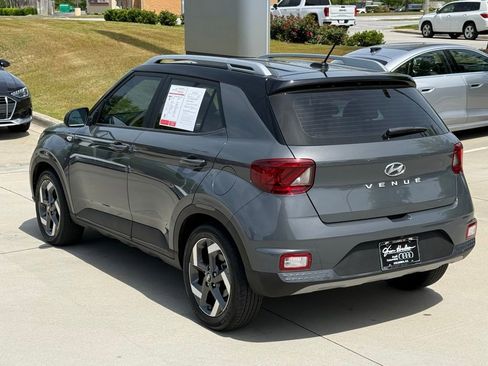 Used 2024 Hyundai Venue Limited FWD image 10
