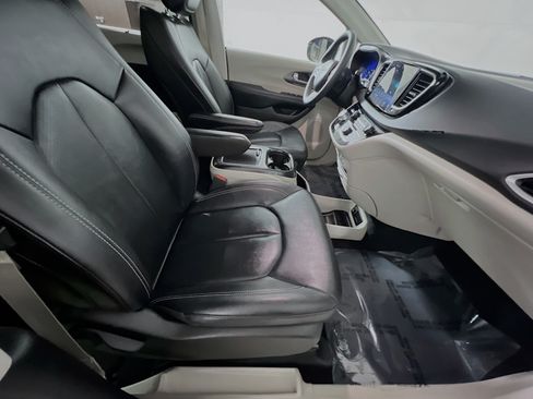 Used 2024 Chrysler Pacifica Touring-L FWD image 31