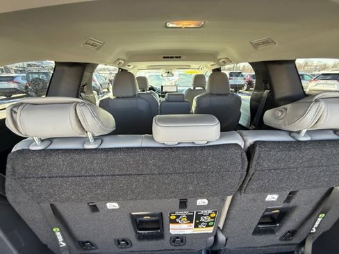Used 2025 Toyota Sienna XLE image 36
