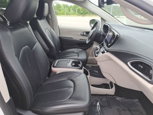 Used 2023 Chrysler Pacifica Touring-L FWD image 10