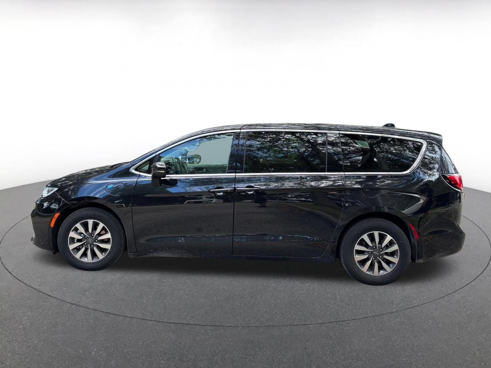 Used 2023 Chrysler Pacifica Touring-L FWD image 4