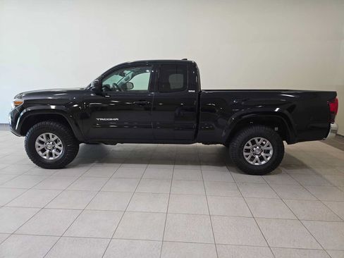Used 2018 Toyota Tacoma SR5 AWD/4WD image 3