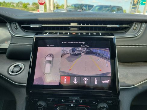 Used 2024 Jeep Grand Cherokee Limited w/ Luxury Tech Group II RWD image 11