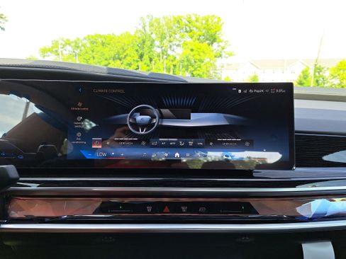 Certified 2025 BMW 750e xDrive image 21