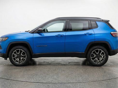 Used 2025 Jeep Compass Trailhawk image 5