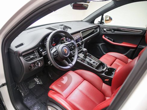 Certified 2026 Porsche Macan Turbo AWD/4WD image 9