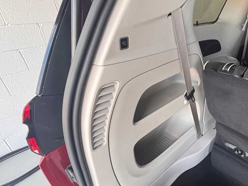 Used 2024 Chrysler Pacifica Limited FWD image 10