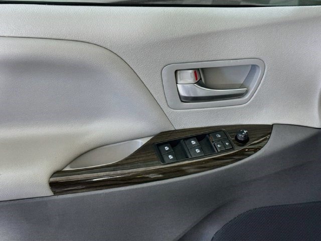 Used 2020 Toyota Sienna XLE w/ XLE Navigation Package AWD/4WD image 23