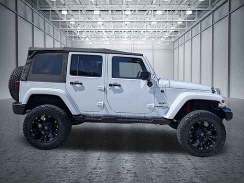Used 2017 Jeep Wrangler Unlimited Sahara w/ Dual Top Group AWD/4WD image 6