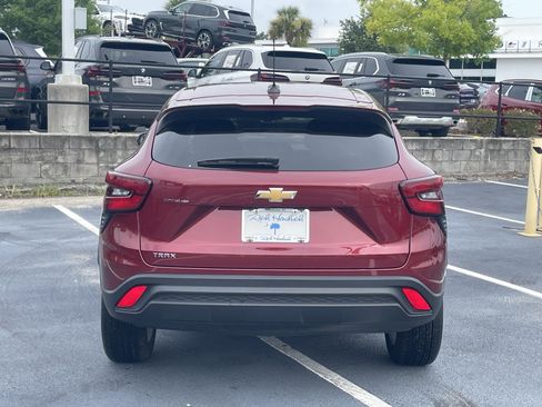 Used 2025 Chevrolet Trax LS w/ LS Convenience Package FWD image 12