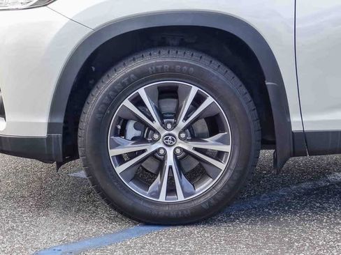 Used 2019 Toyota Highlander LE w/ Carpet Mat Package (TMS) image 10