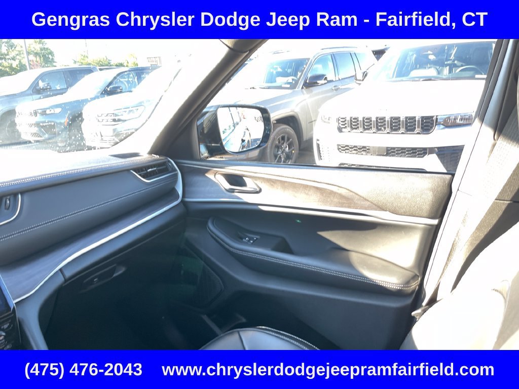 Used 2025 Jeep Grand Cherokee Limited AWD/4WD image 61