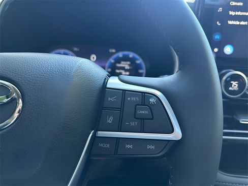 Used 2025 Toyota Highlander Platinum image 27