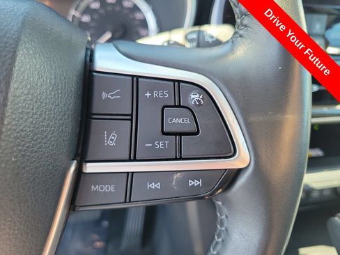Used 2024 Toyota Highlander XLE FWD image 6