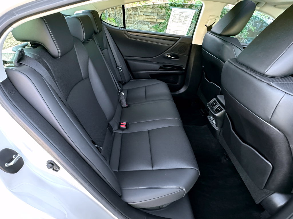 Used 2023 Lexus ES 300h w/ Premium Package FWD image 36