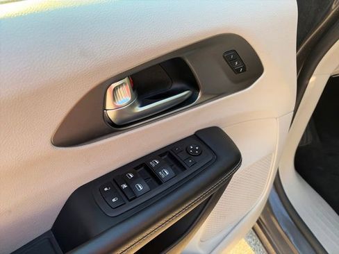 Used 2023 Chrysler Pacifica Touring-L image 41
