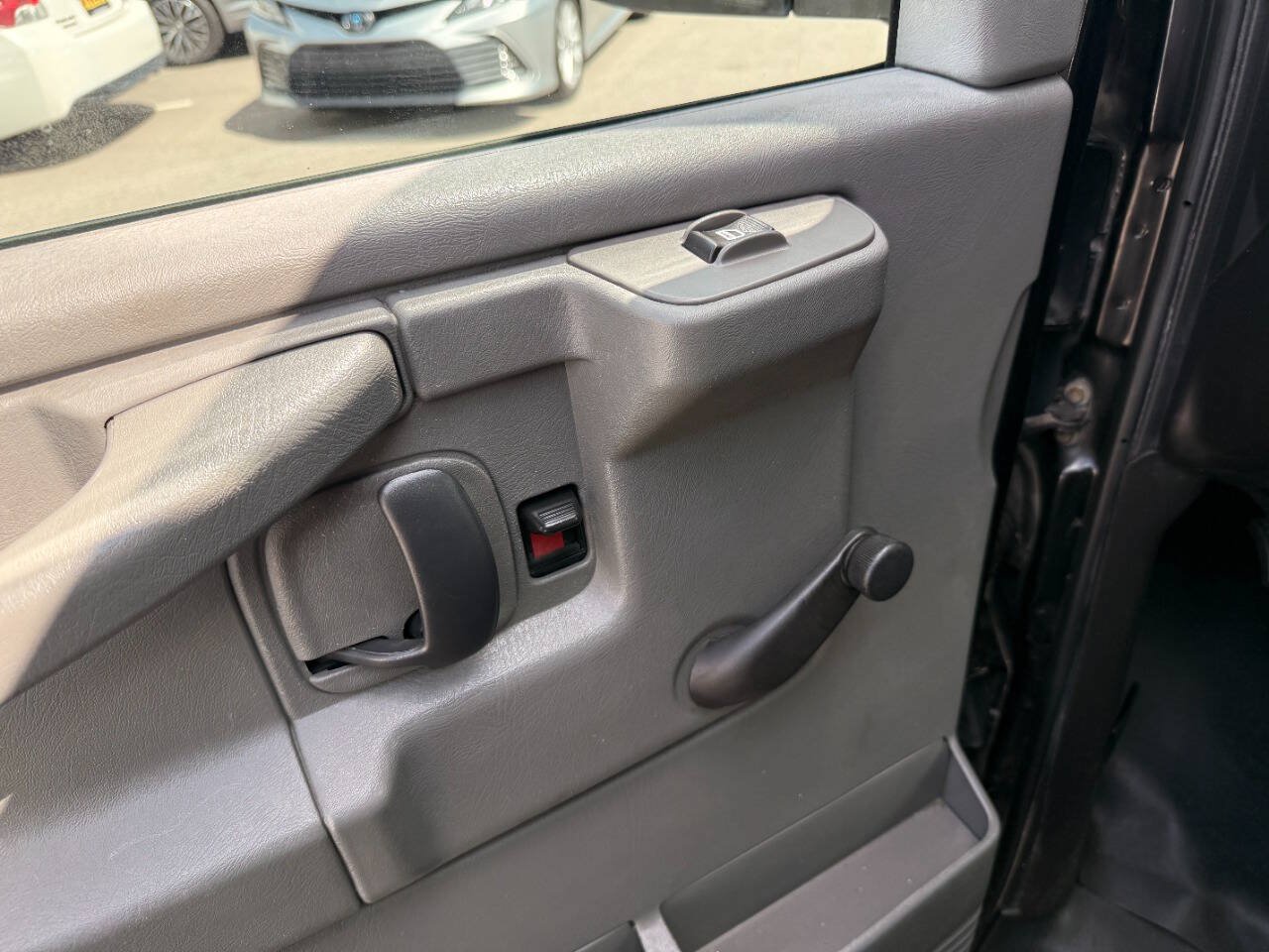 Used 2010 GMC Savana 1500 LS RWD image 18