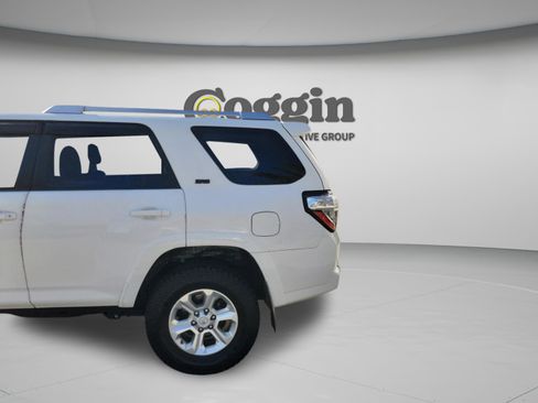 Used 2018 Toyota 4Runner SR5 AWD/4WD image 29