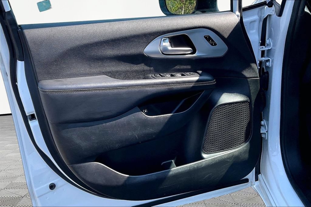 Used 2024 Chrysler Pacifica Limited FWD image 23