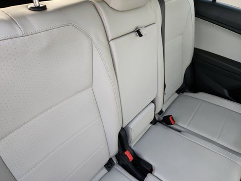 Used 2018 Volkswagen Tiguan SE w/ Panoramic Sunroof Package image 19