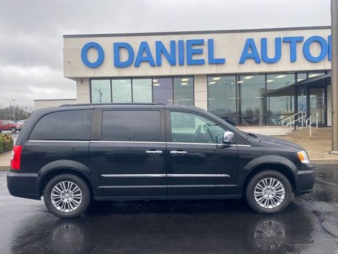 Used 2015 Chrysler Town & Country Touring-L w/ Driver Convenience Group image 2