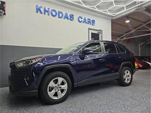 Used 2020 Toyota RAV4 XLE image 2