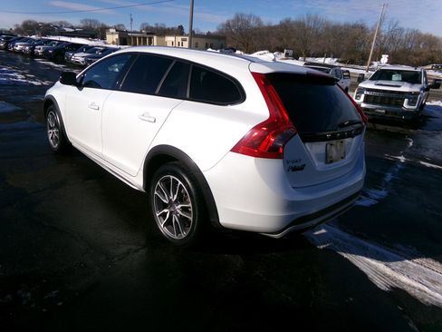 Used 2018 Volvo V60 T5 Cross Country w/ Convenience Package image 8