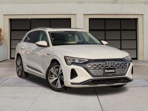 Used 2024 Audi Q8 e-tron Premium image 33