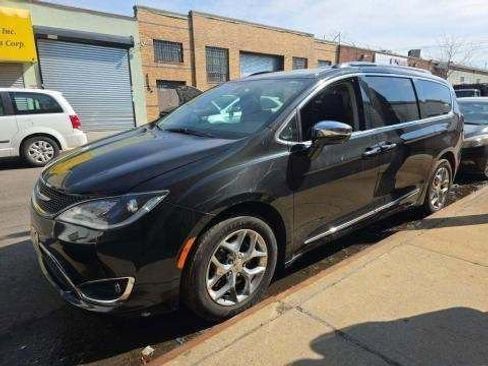 Used 2019 Chrysler Pacifica Limited image 2