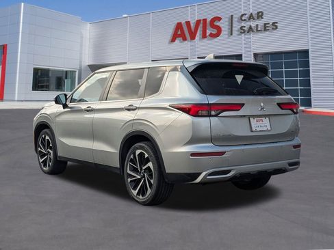 Used 2024 Mitsubishi Outlander SE image 3