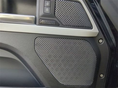 Used 2023 Land Rover Defender 90 SE image 18