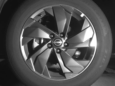 Used 2025 Nissan Rogue SV FWD image 12