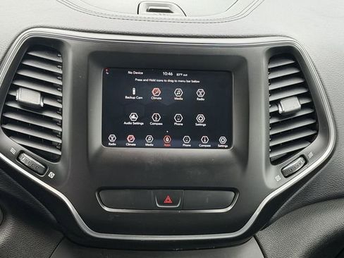 Used 2019 Jeep Cherokee Latitude Plus FWD image 14
