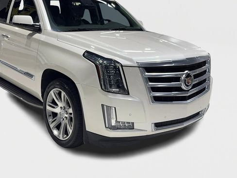 Used 2015 Cadillac Escalade Luxury image 3