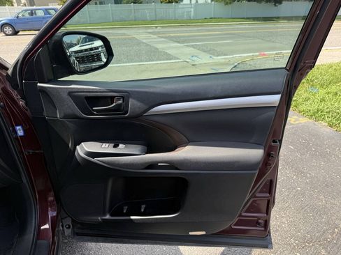 Used 2019 Toyota Highlander LE FWD image 8