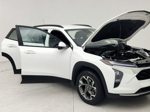 Used 2025 Chevrolet Trax LT w/ Driver Confidence Package FWD image 10