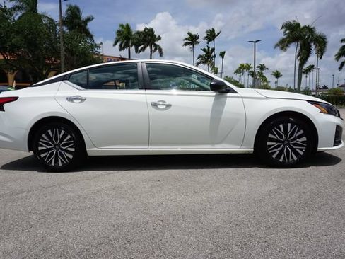 Used 2025 Nissan Altima 2.5 SV FWD image 14