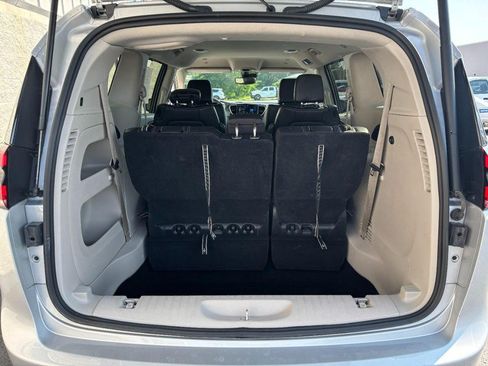 Used 2024 Chrysler Pacifica Touring-L FWD image 7