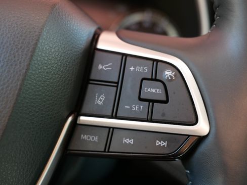 Used 2022 Toyota Highlander XLE AWD/4WD image 29