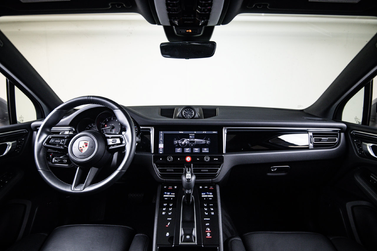 Certified 2024 Porsche Macan AWD/4WD image 25