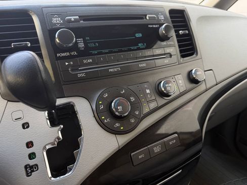 Used 2011 Toyota Sienna LE w/ Towing Pkg FWD image 25