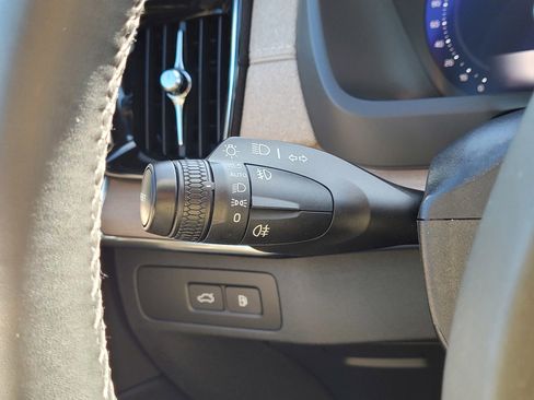 Certified 2025 Volvo XC90 T8 Plus image 19