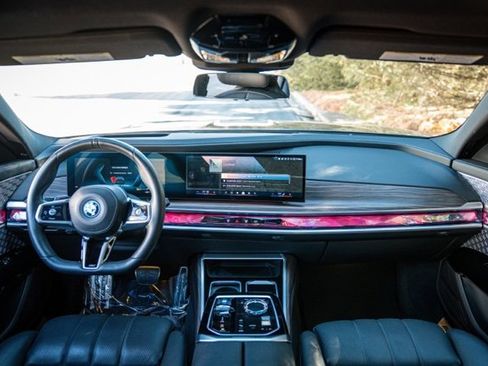 Used 2023 BMW i7 xDrive60 w/ Executive Package 2 image 24