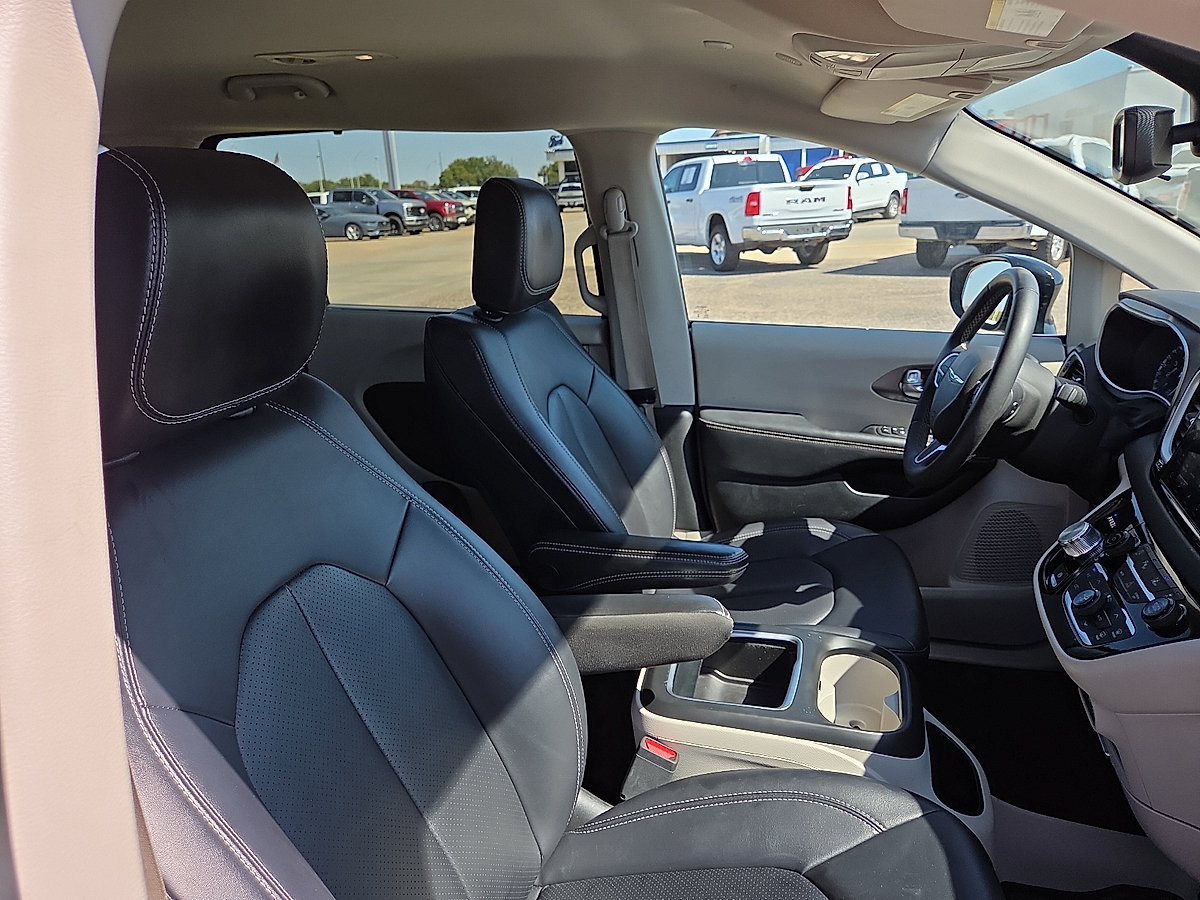 Used 2024 Chrysler Pacifica Touring-L FWD image 12