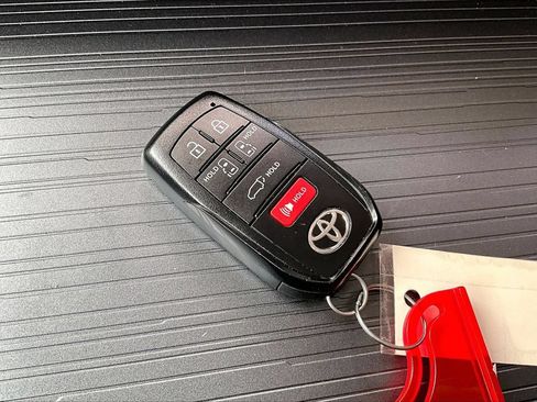 Used 2026 Toyota Sienna XLE FWD image 35